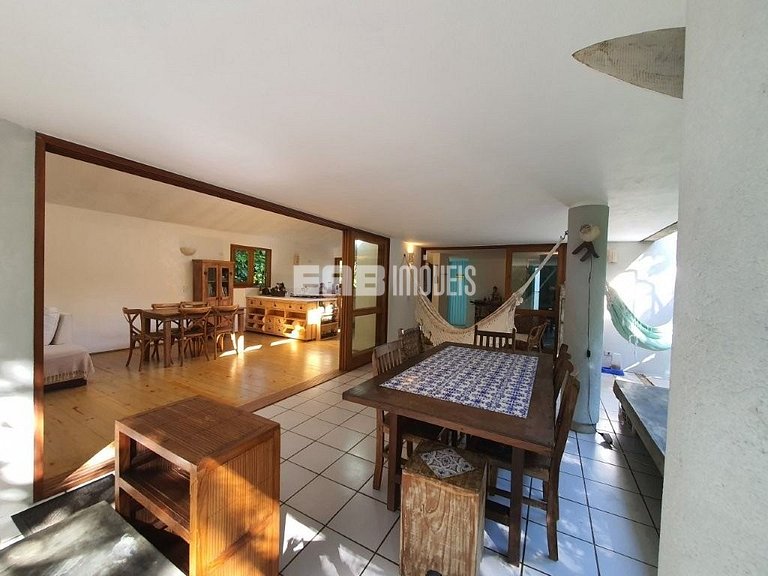 Casa que reúne simplicidade e conforto em Itamambuca