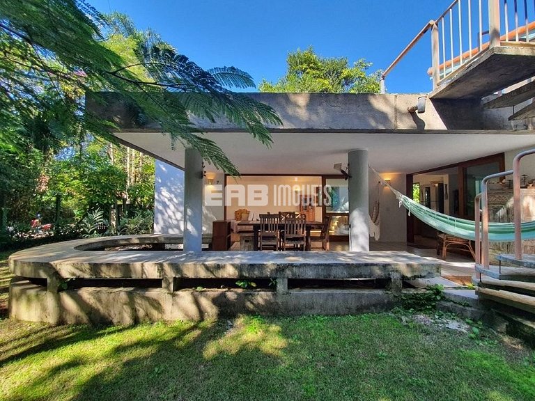 Casa que reúne simplicidade e conforto em Itamambuca