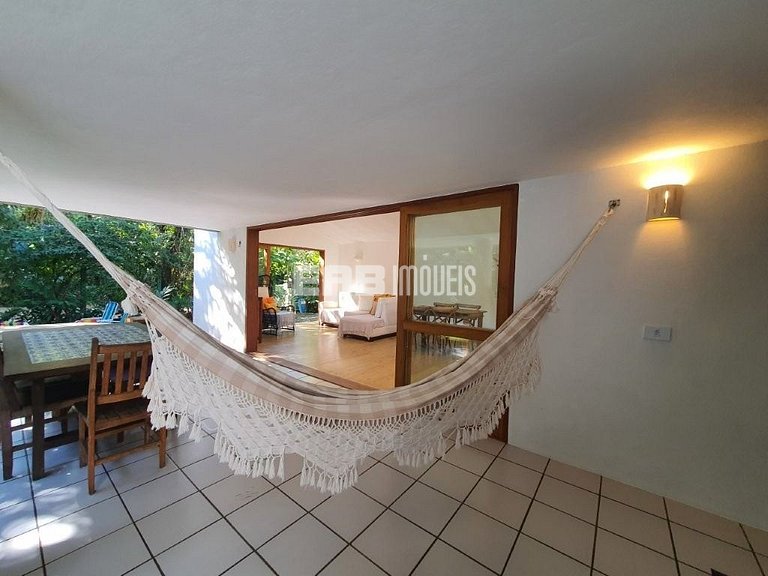 Casa que reúne simplicidade e conforto em Itamambuca