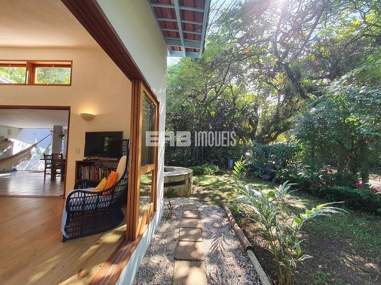 Casa que reúne simplicidade e conforto em Itamambuca