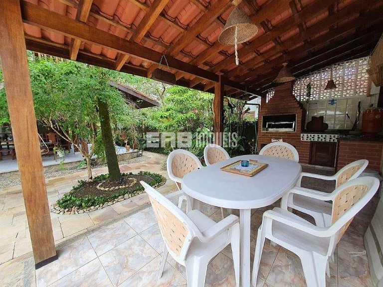 Casa com piscina e ar para temporada em Itamambuca
