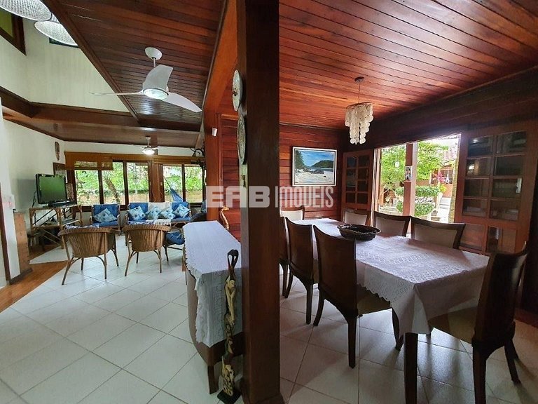 Casa com piscina e ar para temporada em Itamambuca