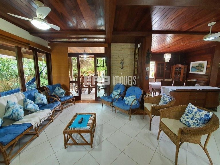Casa com piscina e ar para temporada em Itamambuca