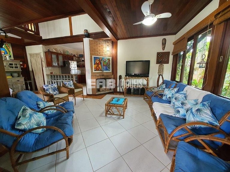 Casa com piscina e ar para temporada em Itamambuca