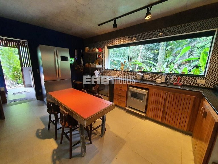 Casa em meio à Mata Atlântica na Praia de Itamambuca