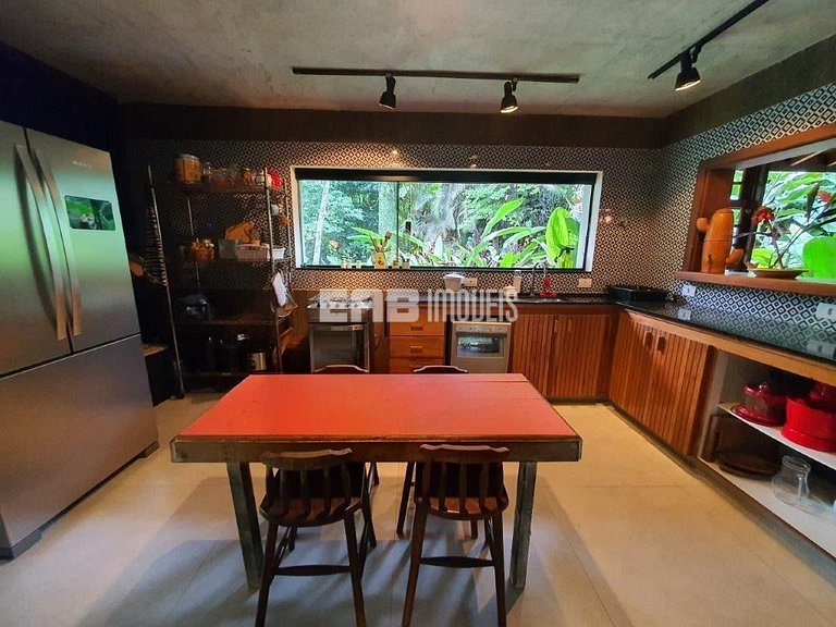 Casa em meio à Mata Atlântica na Praia de Itamambuca