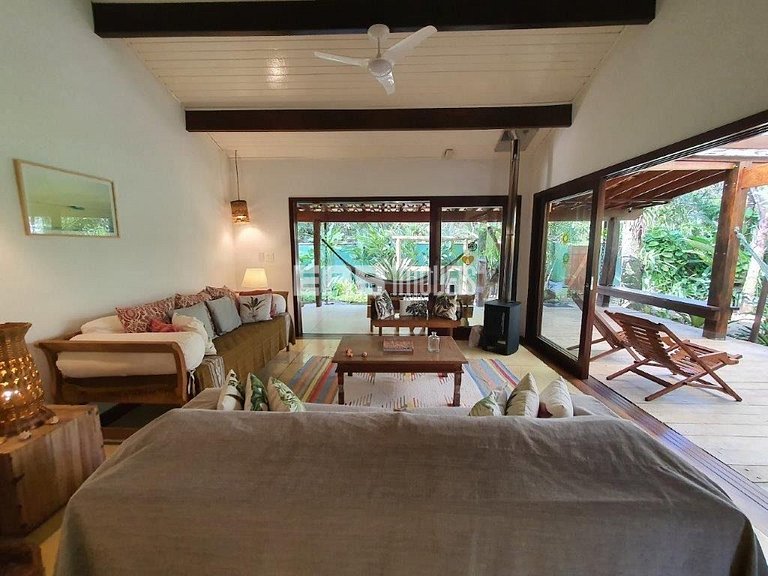 Casa no canto esquerdo a 100m da Praia de Itamambuca