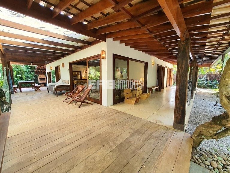 Casa no canto esquerdo a 100m da Praia de Itamambuca