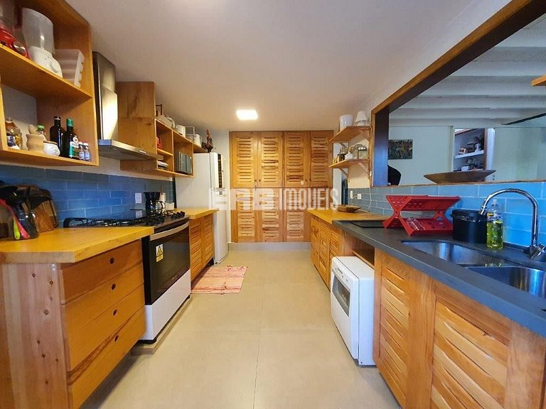 Casa no canto esquerdo a 100m da Praia de Itamambuca