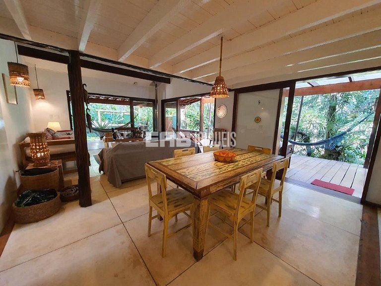 Casa no canto esquerdo a 100m da Praia de Itamambuca