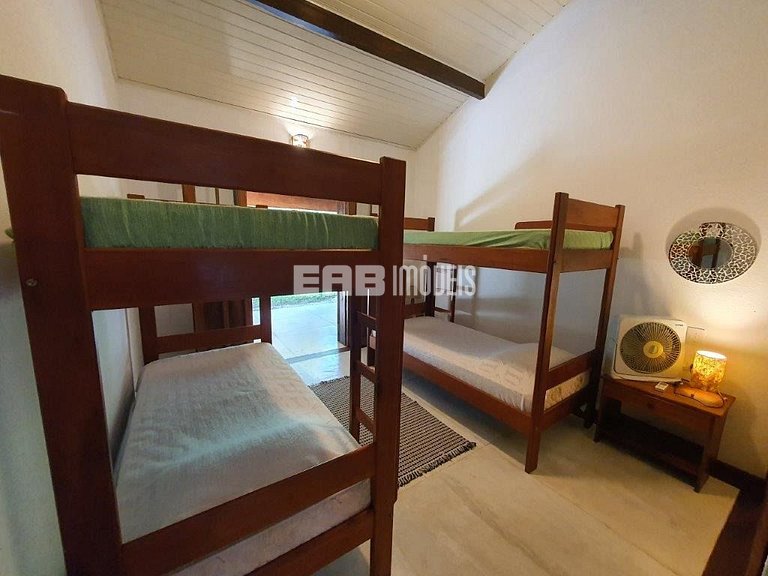 Casa no canto esquerdo a 100m da Praia de Itamambuca