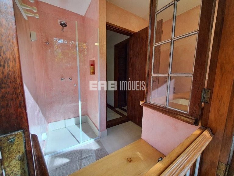 Casa no canto esquerdo a 100m da Praia de Itamambuca