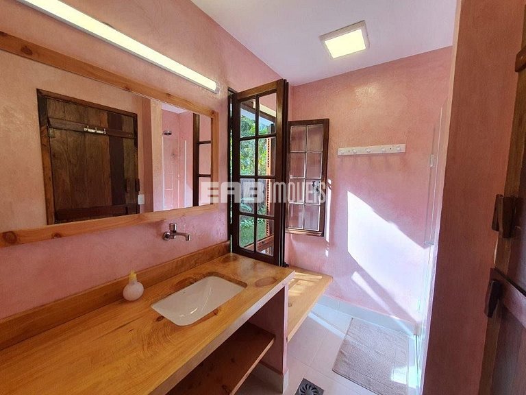 Casa no canto esquerdo a 100m da Praia de Itamambuca