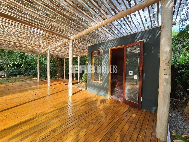 Casa no canto esquerdo a 100m da Praia de Itamambuca