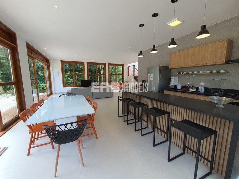 Casa moderna e bem iluminada para temporada em Itamambuca