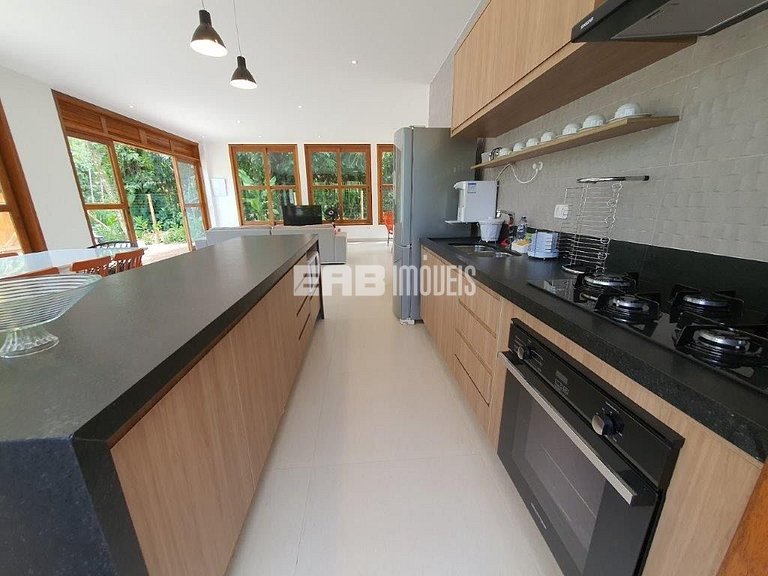 Casa moderna e bem iluminada para temporada em Itamambuca