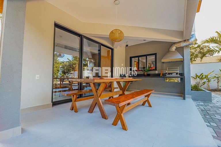 Casa com 4 suítes na praia do Prumirim