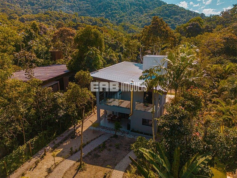 Casa com 4 suítes na praia do Prumirim