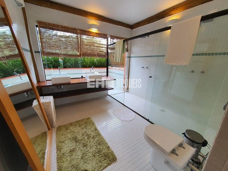 Casa em estilo tropical a apenas 200 metros da praia de Itam