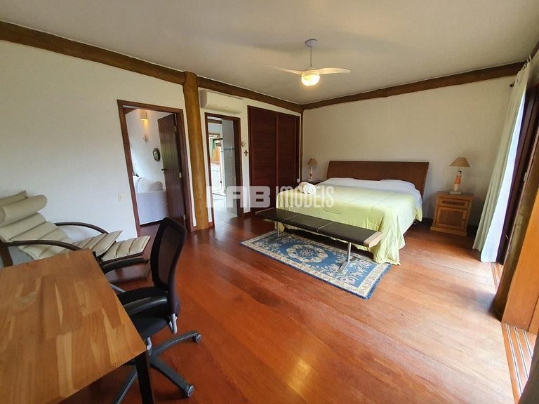 Casa em estilo tropical a apenas 200 metros da praia de Itam