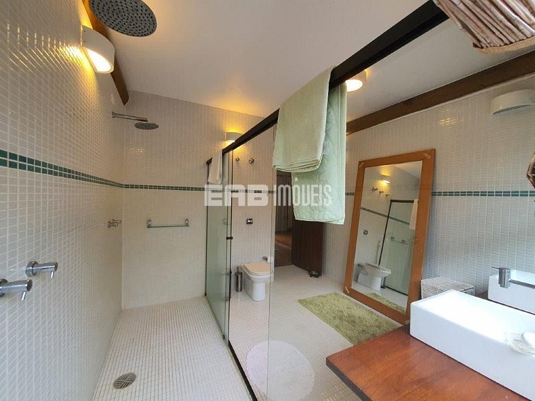 Casa em estilo tropical a apenas 200 metros da praia de Itam