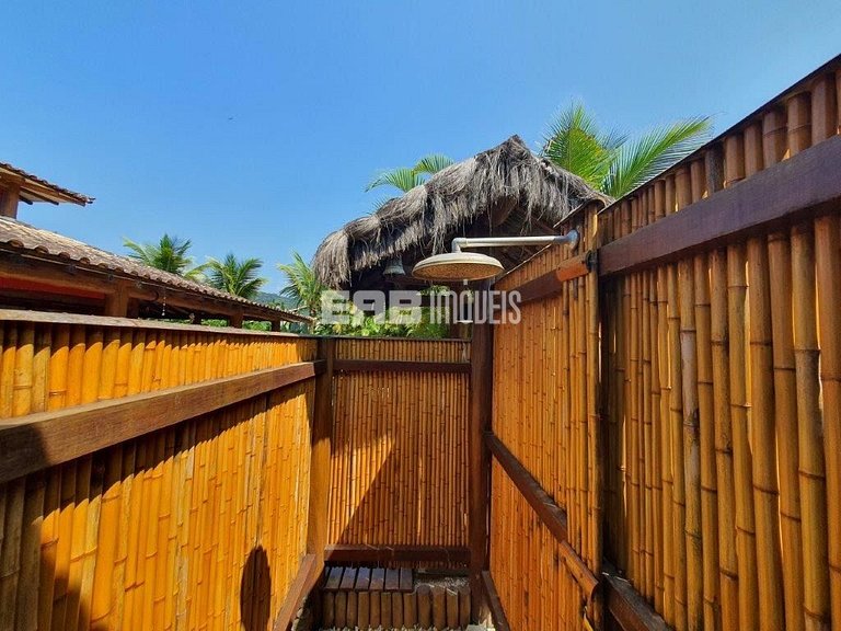 Casa em estilo tropical a apenas 200 metros da praia de Itam