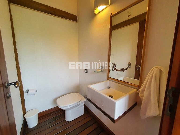 Casa em estilo tropical a apenas 200 metros da praia de Itam