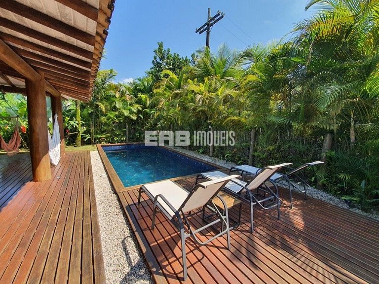 Casa em estilo tropical a apenas 200 metros da praia de Itam