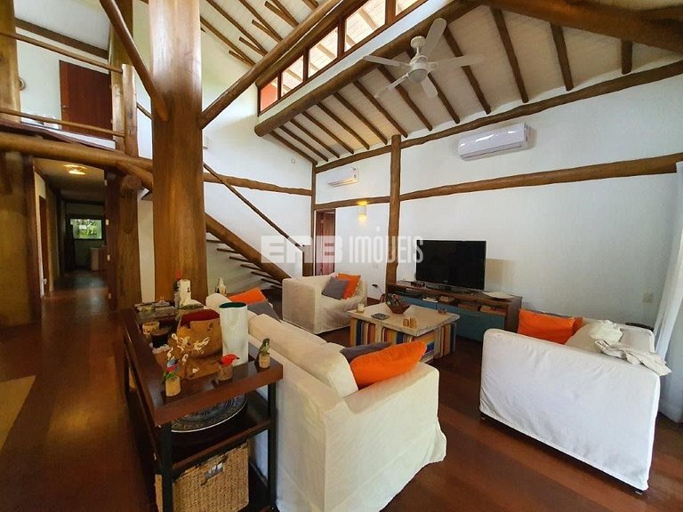 Casa em estilo tropical a apenas 200 metros da praia de Itam