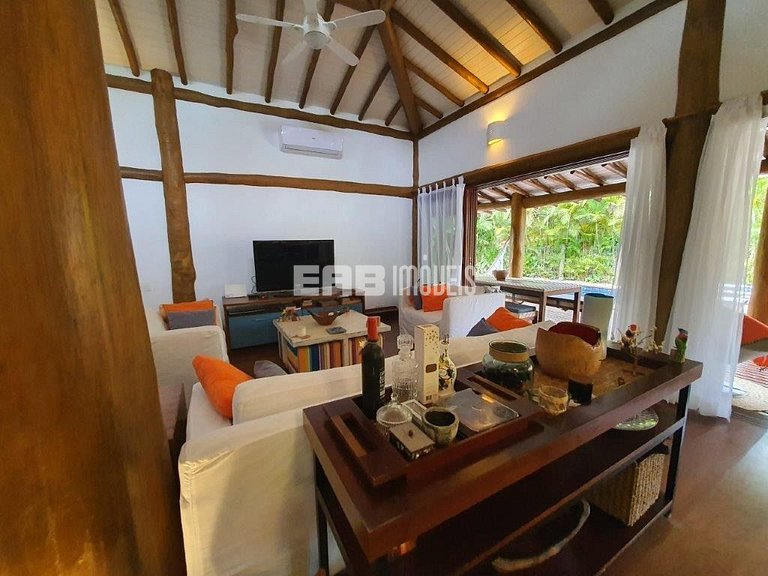 Casa em estilo tropical a apenas 200 metros da praia de Itam