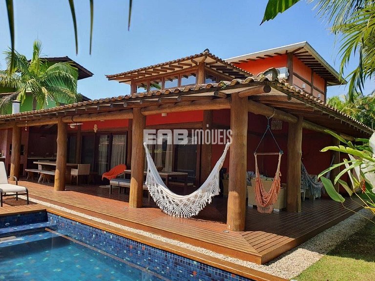 Casa em estilo tropical a apenas 200 metros da praia de Itam