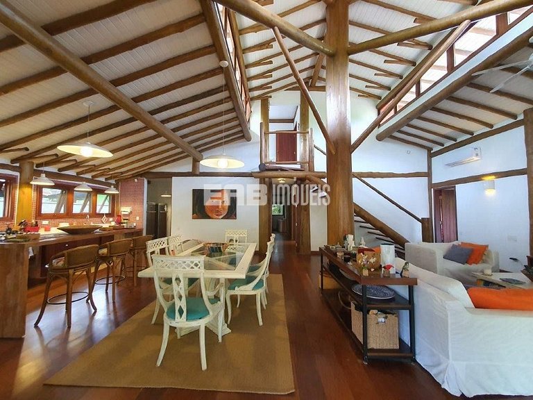 Casa em estilo tropical a apenas 200 metros da praia de Itam