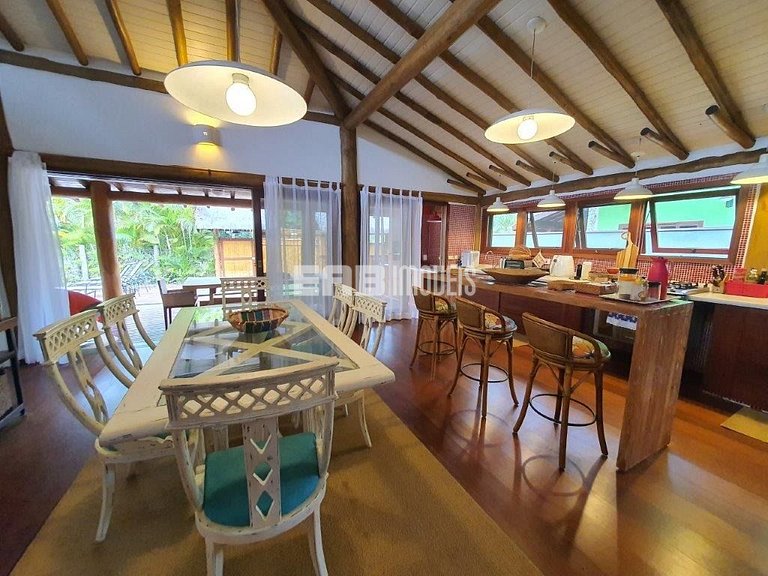 Casa em estilo tropical a apenas 200 metros da praia de Itam