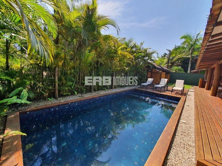 Casa em estilo tropical a apenas 200 metros da praia de Itam