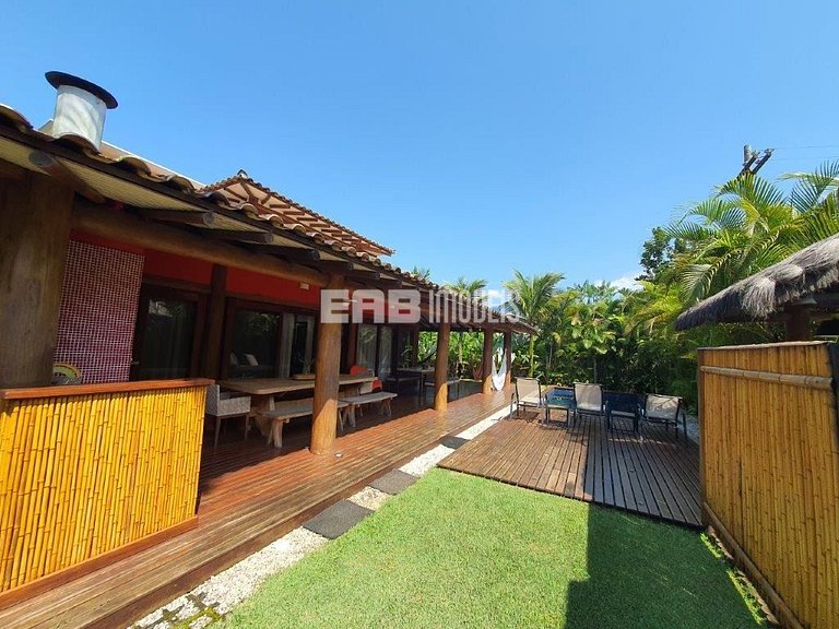 Casa em estilo tropical a apenas 200 metros da praia de Itam