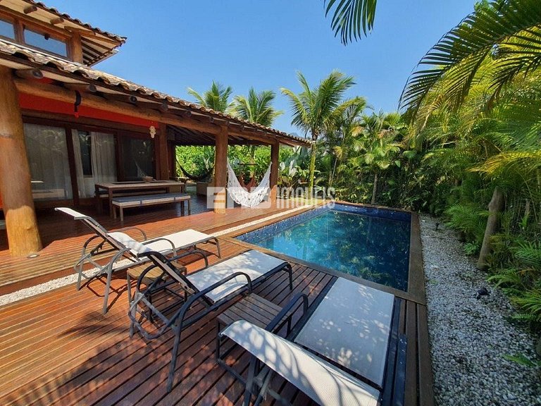 Casa em estilo tropical a apenas 200 metros da praia de Itam