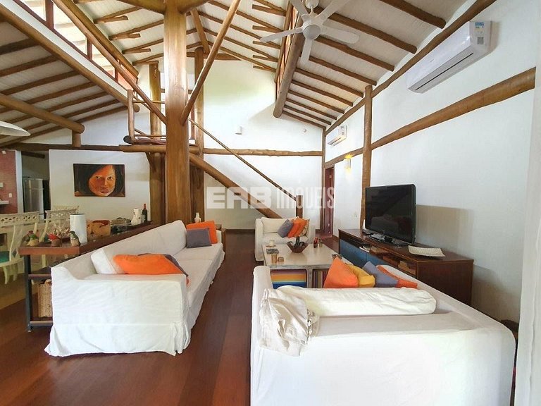 Casa em estilo tropical a apenas 200 metros da praia de Itam