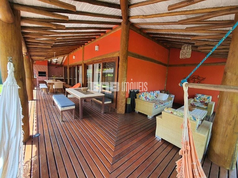Casa em estilo tropical a apenas 200 metros da praia de Itam