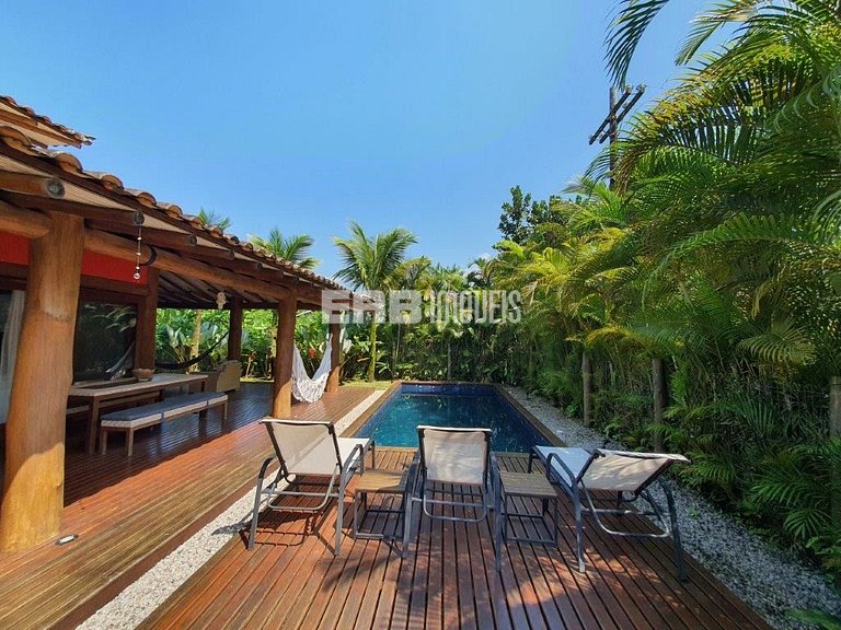 Casa em estilo tropical a apenas 200 metros da praia de Itam