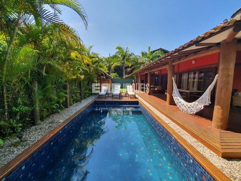 Casa em estilo tropical a apenas 200 metros da praia de Itam