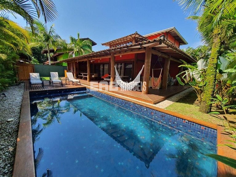 Casa em estilo tropical a apenas 200 metros da praia de Itam