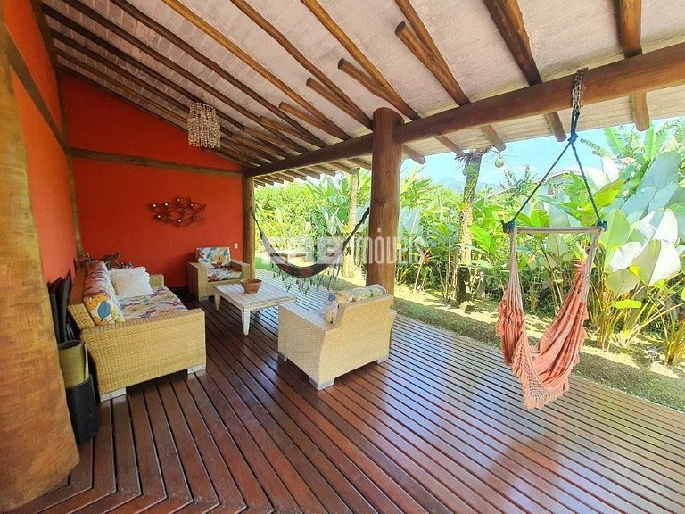 Casa em estilo tropical a apenas 200 metros da praia de Itam