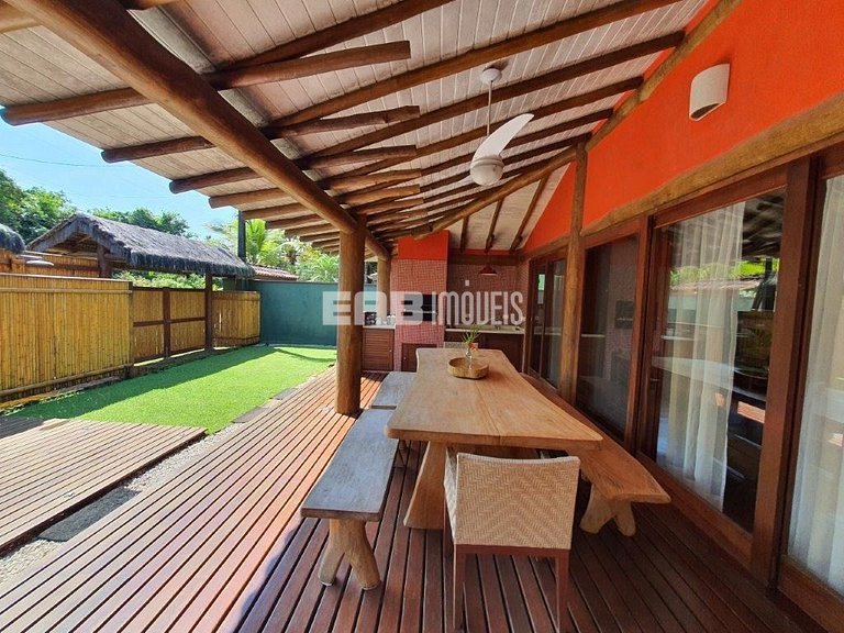 Casa em estilo tropical a apenas 200 metros da praia de Itam