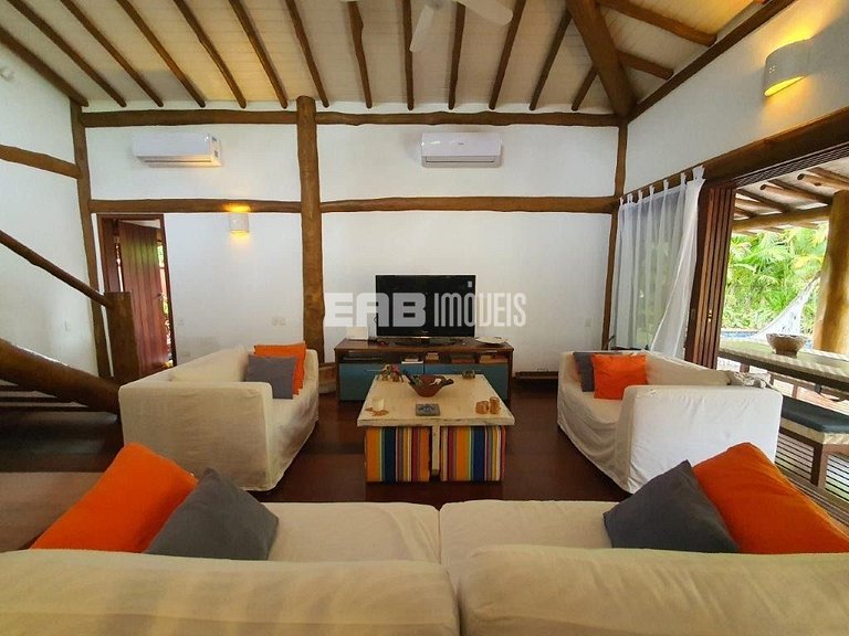 Casa em estilo tropical a apenas 200 metros da praia de Itam