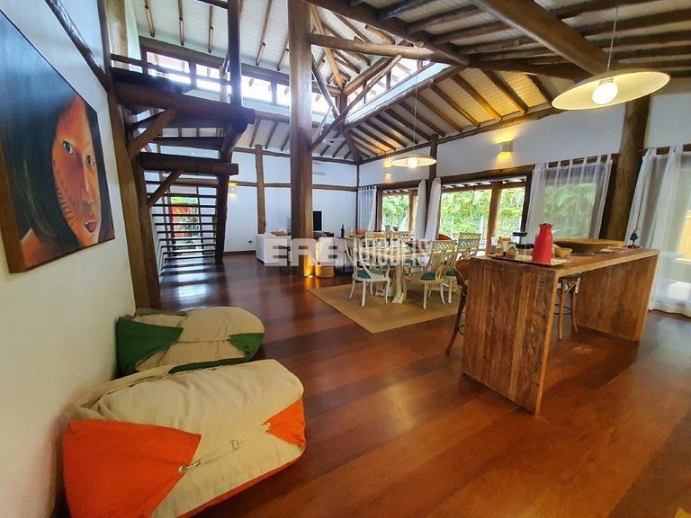 Casa em estilo tropical a apenas 200 metros da praia de Itam
