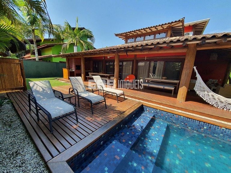 Casa em estilo tropical a apenas 200 metros da praia de Itam