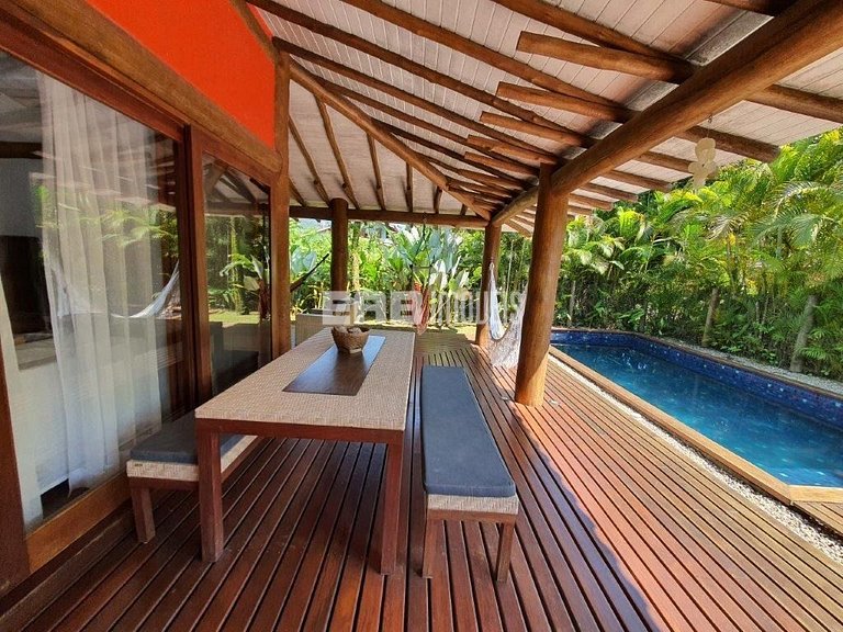 Casa em estilo tropical a apenas 200 metros da praia de Itam