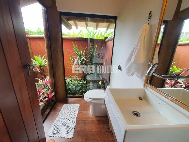 Casa em estilo tropical a apenas 200 metros da praia de Itam