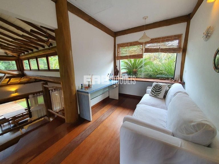 Casa em estilo tropical a apenas 200 metros da praia de Itam