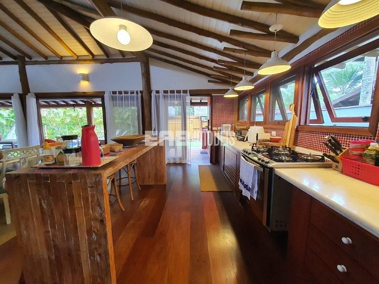 Casa em estilo tropical a apenas 200 metros da praia de Itam